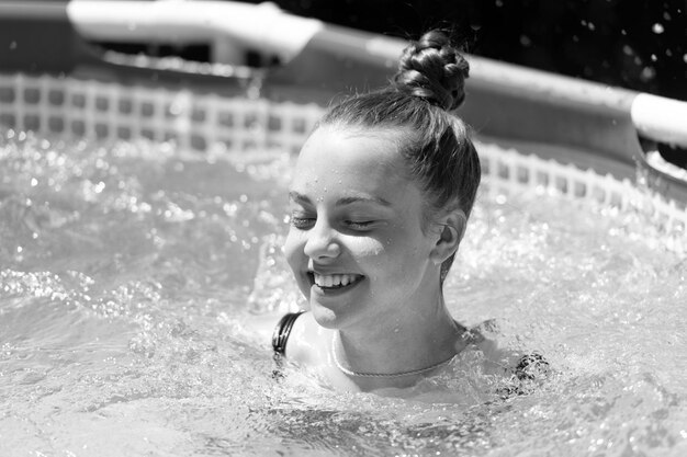 Sólo para divertirse Un niño feliz nadar en la piscina de ocio Actividad de ocio Hora de verano