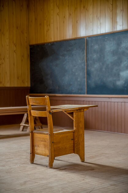 Un solo escritorio de madera en una escuela rural abandonada de una sola habitación en las praderas de Saskatchewan