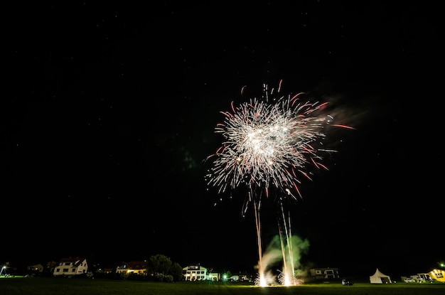 Solo fuegos artificiales con blanco.