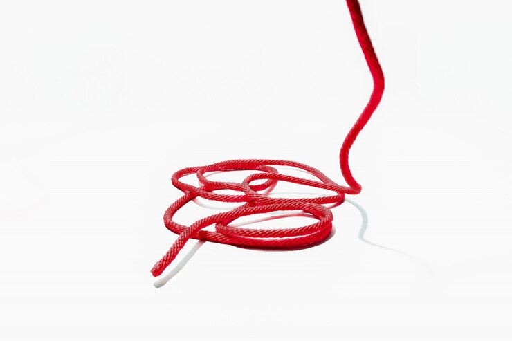 Foto solo hilo de cuerda roja con roll up sobre un fondo blanco.