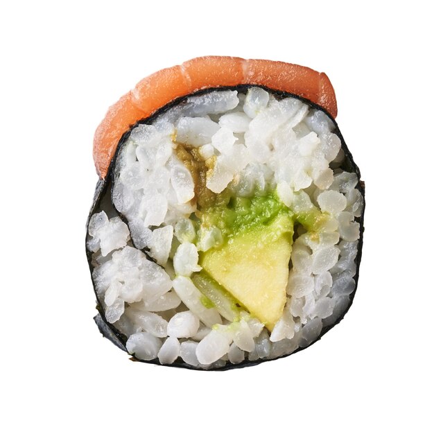 Solo maki de sushi de aguacate y salmón aislado sobre fondo blanco.