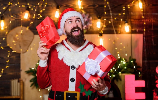 Solo mira eso. hombre barbudo sombrero de santa. ventas de compras de invierno. Elfo alegre. entrega de regalos de navidad. santa barbudo entregar regalos. Compras de Navidad. feliz Año Nuevo. Caja de regalo de Navidad.