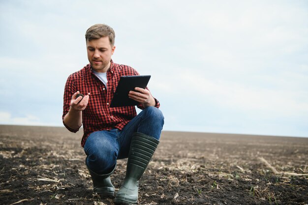 Solo na imagem dos braços do agricultor com foco seletivo