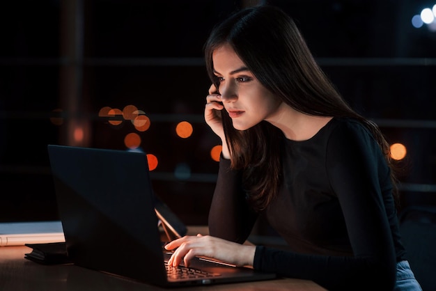Sólo necesito hacer un informe atractiva mujer de negocios morena trabaja sola en la oficina por la noche
