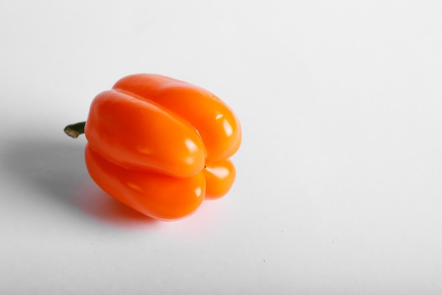 Un solo pimiento de color naranja