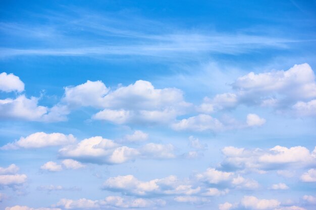 Solo se puede utilizar como fondo el cielo azul con muchas nubes blancas.