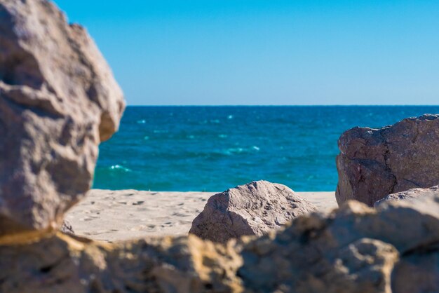 Solo una roca enfocada en el mar