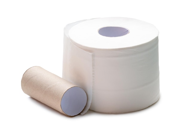 Un solo rollo de papel de seda blanco o servilleta con núcleo de papel preparado para su uso en el inodoro o el baño está aislado sobre fondo blanco con trayectoria de recorte