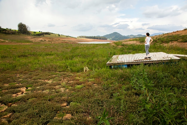 Solo seco na barragem de cantareira brasileira