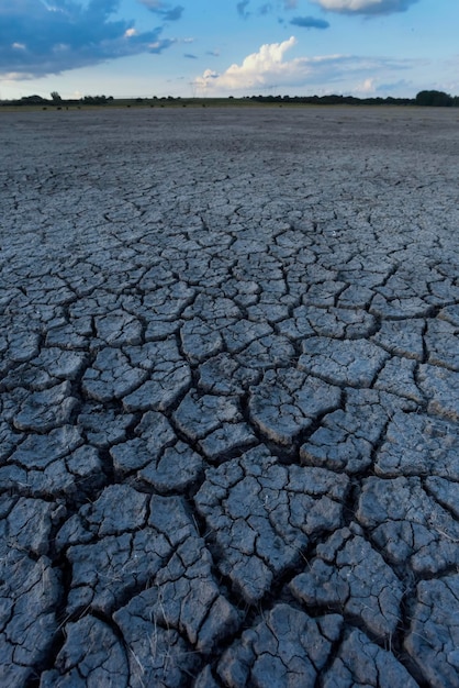 Foto solo seco quebrado em uma lagoa de pampas la pampa província patagônia argentina