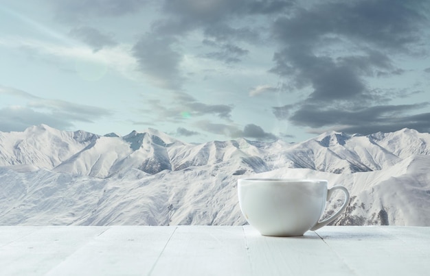 Solo taza de té o café y paisaje de montañas en el fondo