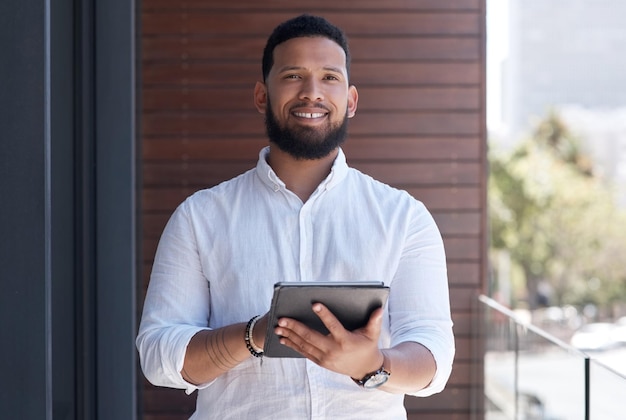 Solo tienes que tener confianza en lo que haces Retrato de un joven hombre de negocios usando una tableta digital fuera de una oficina