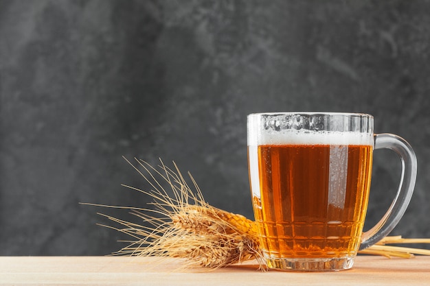 Solo vaso de cerveza sobre fondo de piedra oscura