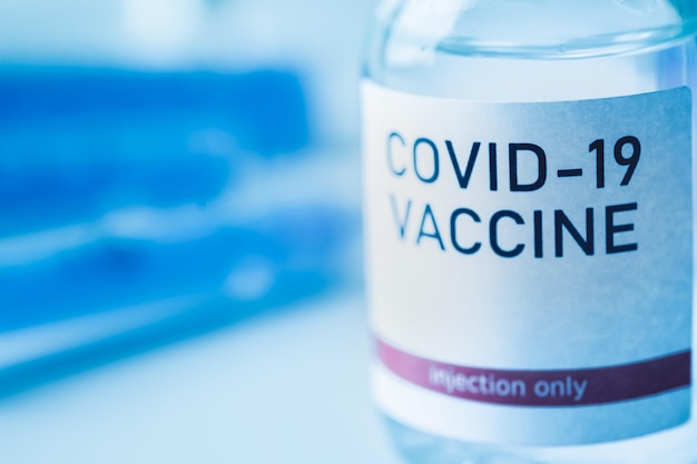Un solo vial de botella de vacuna Covid19 Concepto médico vacunación tratamiento de inyección hipodérmica Vacuna e inyección de jeringa