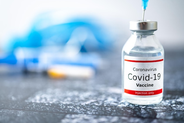 Un solo vial de botella de vacuna Covid19 Concepto médico vacunación tratamiento de inyección hipodérmica Vacuna e inyección de jeringa