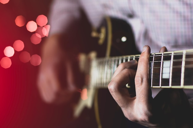 Sologitarrist spielt die Rolle auf der E-Gitarre. Nahansicht