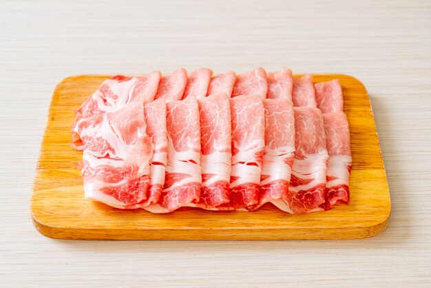 Foto solomillo de cerdo fresco en rodajas