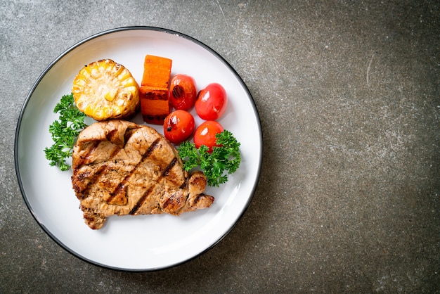 Solomillo de cerdo a la plancha y barbacoa con verdura