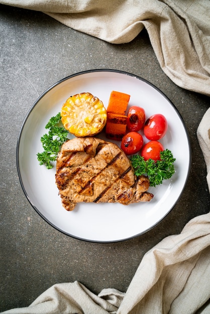 Solomillo de cerdo a la plancha y barbacoa con verdura