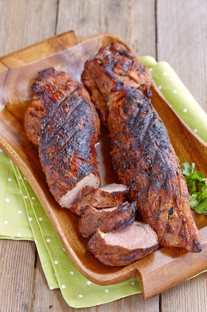 Solomillo de cerdo a la plancha servido en una tabla de madera