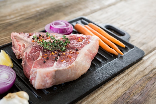 Solomillo picado e ingredientes en la bandeja de la parrilla