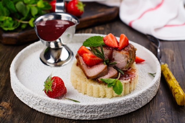 Solomillo de ternera a la plancha con cuscús y salsa de fresas