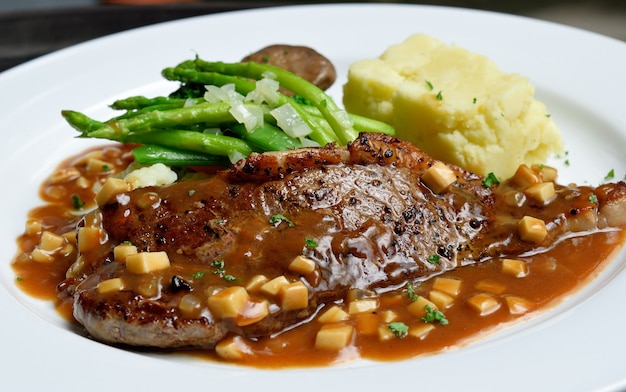 Solomillo de ternera a la plancha con puré de patatas y verduras