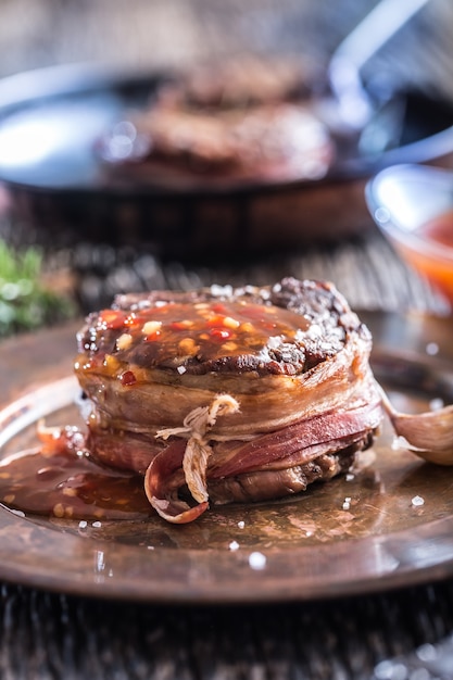 Solomillo de ternera a la plancha con salsa de ají en plato blanco.