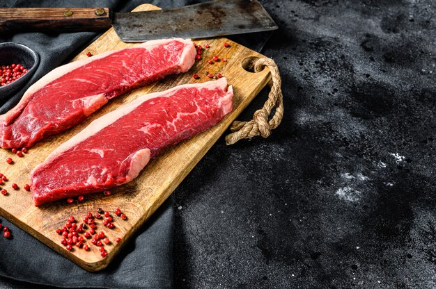 Solomillo de ternera sobre una tabla para cortar. Carne de res orgánica. .