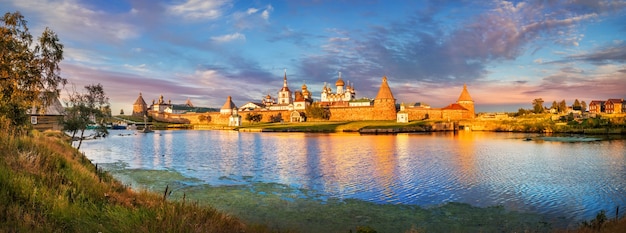 Solovetsky-Kloster auf den Solovetsky-Inseln, dem blauen Wasser der Bucht des Wohlstands