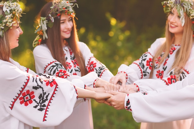 Solstício de verão. Um grupo de jovens de aparência eslava na celebração do solstício de verão.