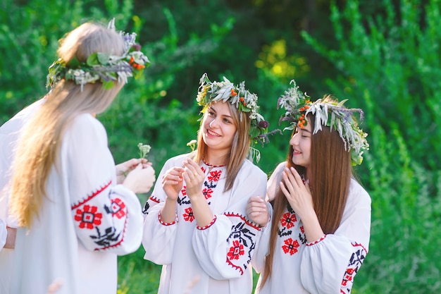 Solstício de verão. Um grupo de jovens de aparência eslava na celebração do solstício de verão.