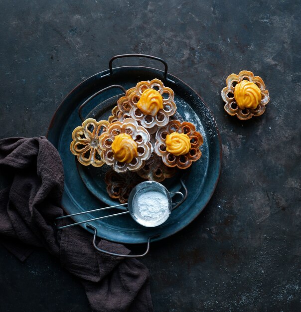 Solteritas o Flores de carnaval con crema, con nata, galletas colombianas para Navidad y Semana Santa