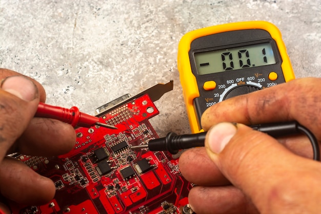 Solução de problemas com um multímetro. verificando microcircuitos. reparação de equipamentos.