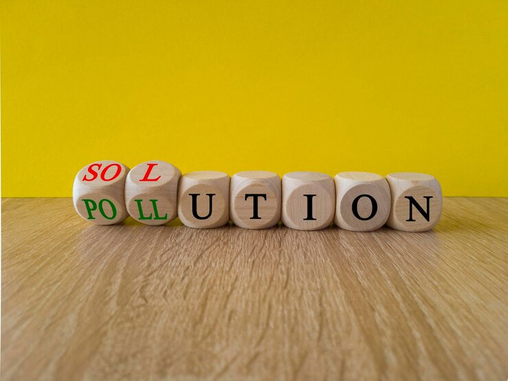 Foto la solución al símbolo de la contaminación volteó cubos de madera y cambió la palabra 'contaminación' a 'solución'