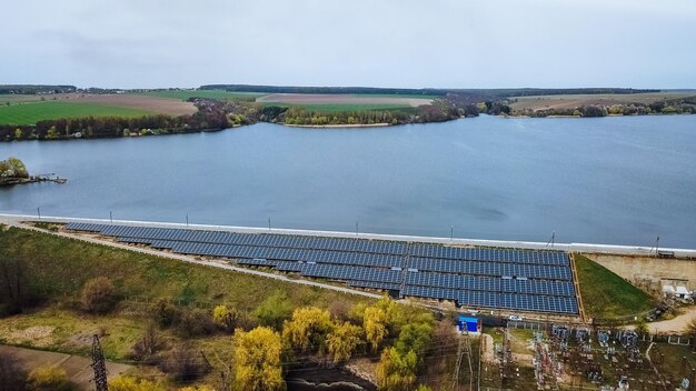 Solución moderna para el ahorro de recursos naturales utilizando energía solar renovable cerca del río Energía verde respetuosa con el medio ambiente Vista aérea