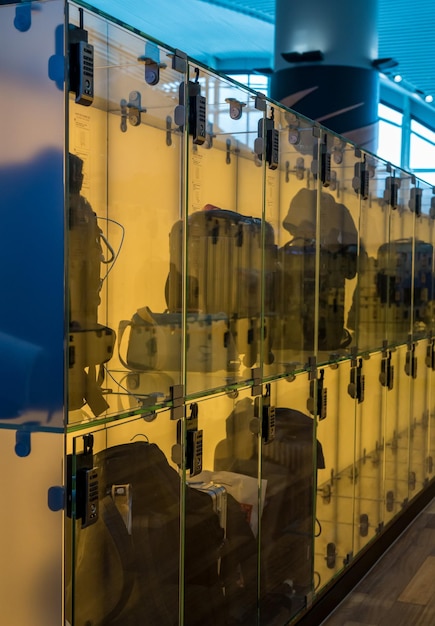 Solución moderna de almacenamiento de equipaje en el aeropuerto con cajas de vidrio para equipaje de mano