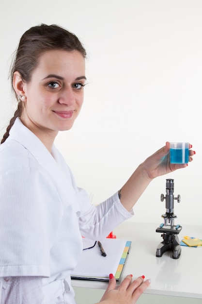 Solución de pipeteo profesional enfocada en ciencia femenina joven