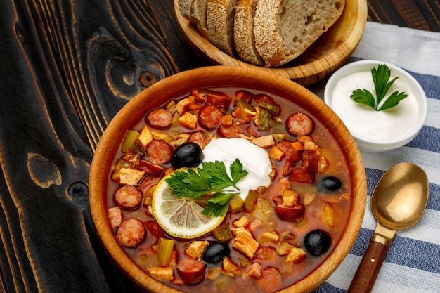 Solyanka - Russische traditionelle Fleischsuppe