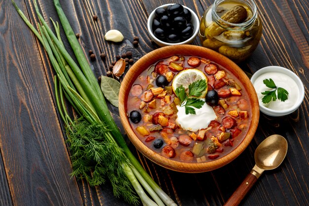 Solyanka - Russische traditionelle Fleischsuppe