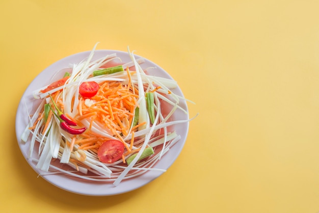 Som tam salat típico en Tailandia (comida vegetariana)