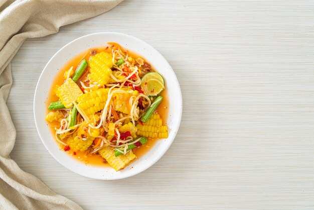 Som Tum - Ensalada tailandesa de papaya picante con maíz - Estilo de comida asiática