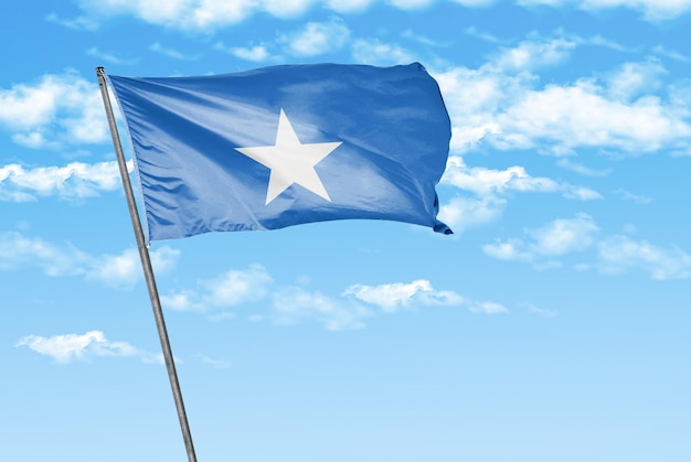 Somália bandeira 3D acenando em um céu azul com imagem de fundo de nuvem