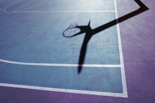 sombra de aro de baloncesto en la cancha de baloncesto