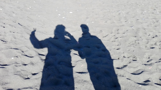 Foto sombra de amigos na praia