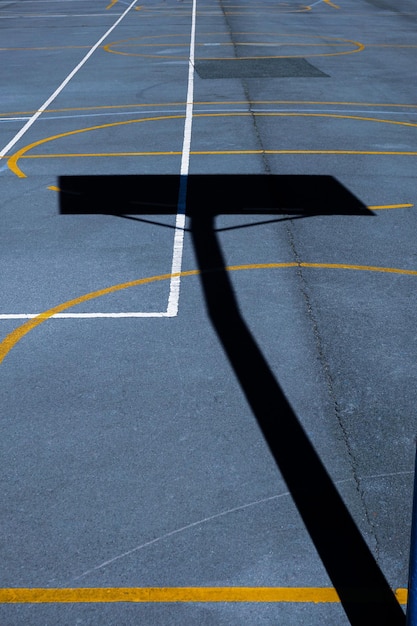 Foto sombra de cesta no campo de basquetebol