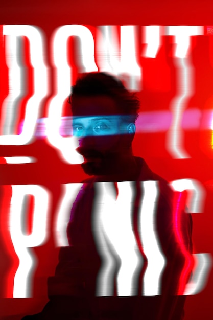 Sombra de homem fotografando em casa