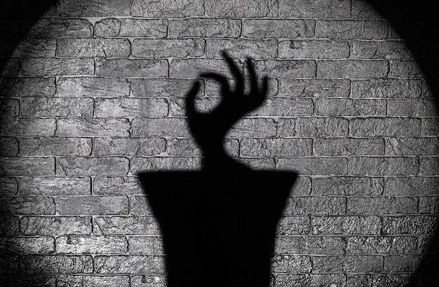 sombra de mão em fundo preto