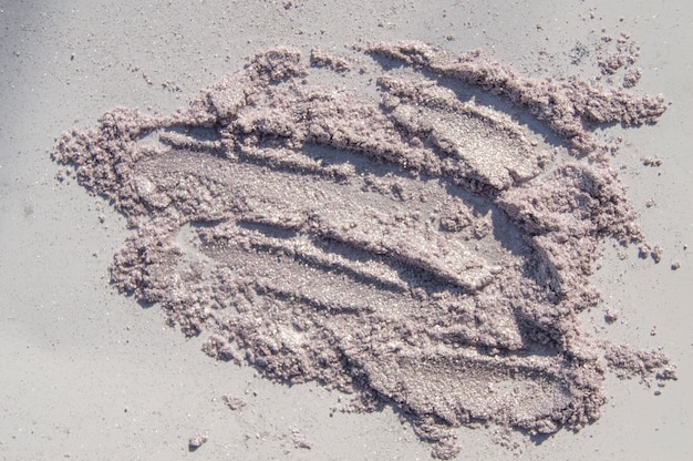 Sombra de olho do curso cor-de-rosa e prateado brilhante dispersada sobre o fundo branco