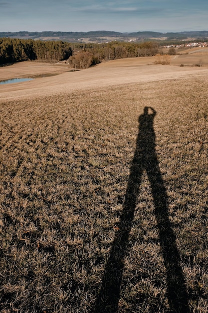 Sombra de pessoa no campo